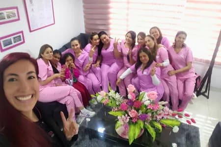 Estudiante y grupo CENESTETICA 16